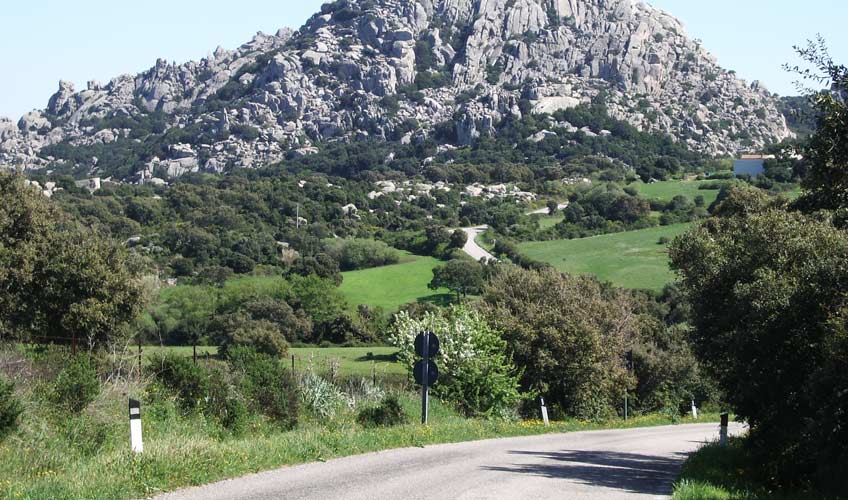 strada-tra-le-roccie